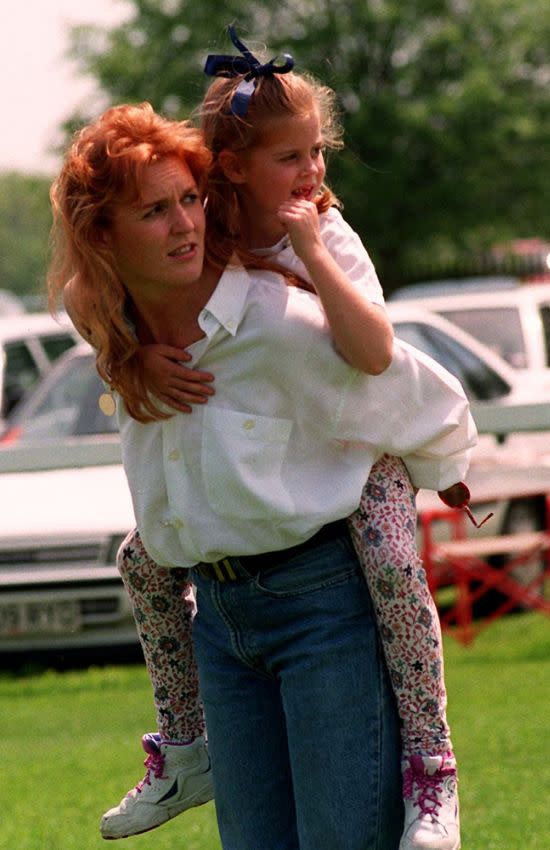 Sarah Ferguson de joven con su hija mayor en su espalda