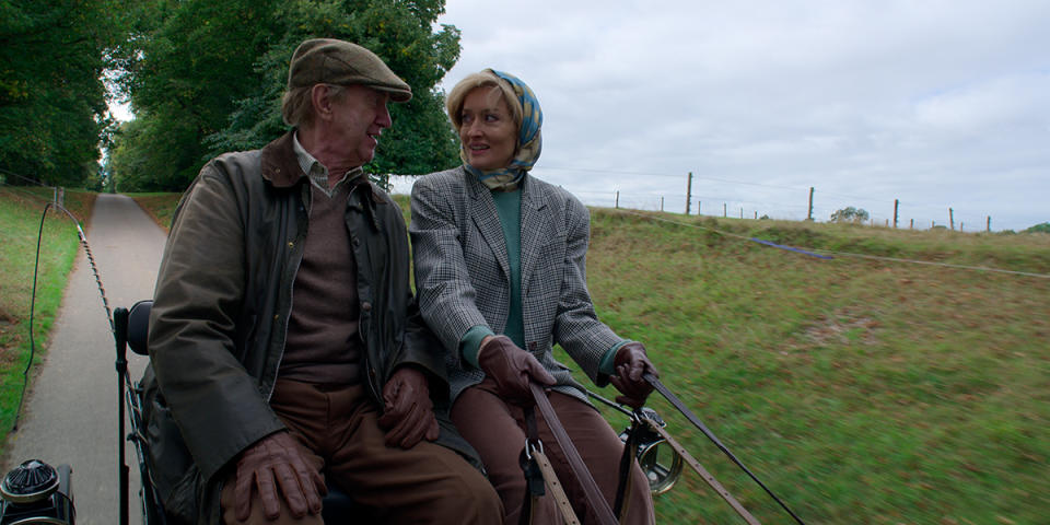 Jonathan Pryce como el príncipe Felipe, Natascha McElhone como Penny Knatchbull en la temporada 5 de 'The Crown'. (Cr. Netflix)