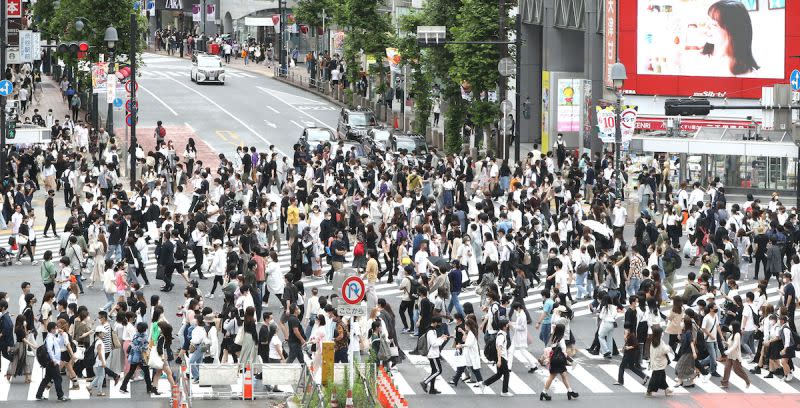 ▲日本經歷四次疫情高峰、三度發布「緊急事態宣言」，民眾開始出現「自肅疲憊」的問題。（圖／美聯社／達志影像）