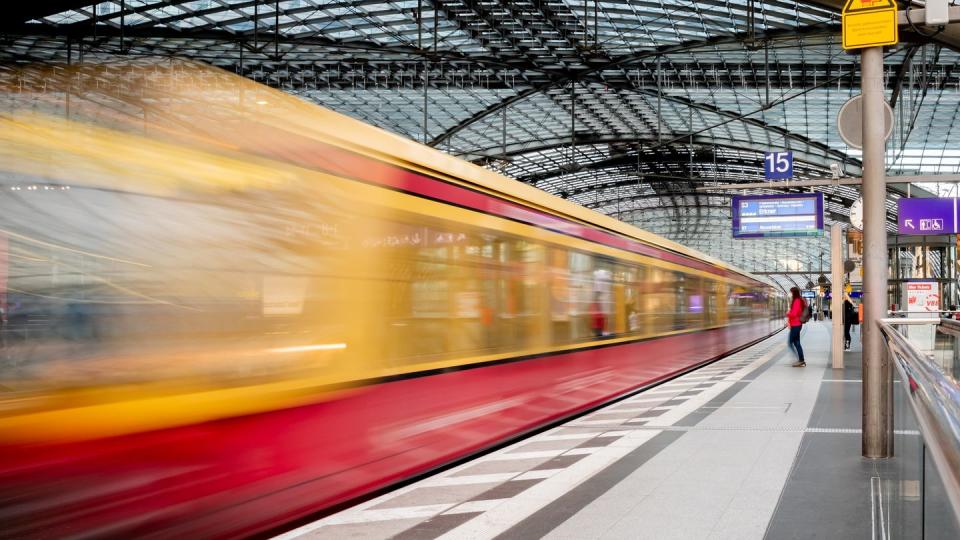 Eine S-Bahn fährt am Morgen am Berliner Hauptbahnhof ein.