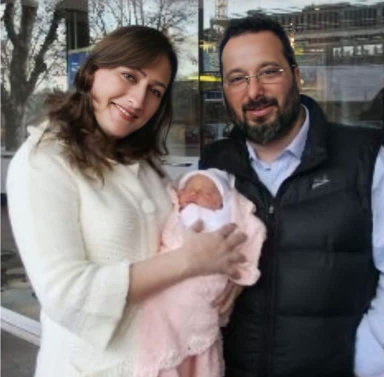 Gerardo Rozin y Carmela Bárbaro cuando nació su hija, Elena