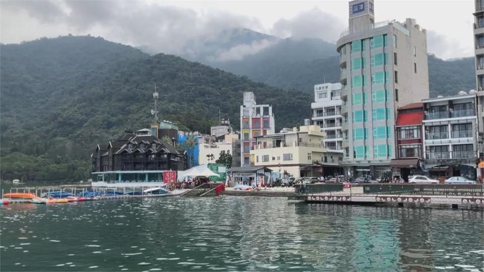 日月潭平靜潭面驚見異樣水紋　氣象局駁「地震說」