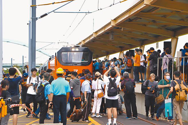 全台首輛引進日本製造的客貨兩用「E500型電力機車」，28日牽引觀光列車彩繪車廂駛進潮州機廠南方小站，吸引鐵道迷圍觀搶拍。（謝佳潾攝）