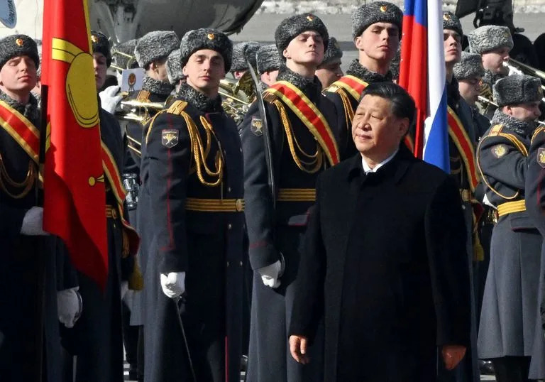 Xi Jiping es recibido por una guardia de honor a su llegada a Moscú, el 20 de marzo de 2023 