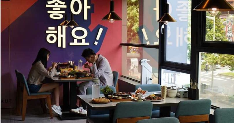 「初瓦」鎖定年輕族群，空間以代表韓國的紅、藍為品牌識別色，加上大膽撞色呈現潮流感。