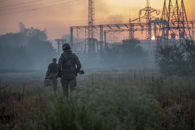 Miembros del servicio ucraniano patrullan una zona en la ciudad de Severodonetsk
