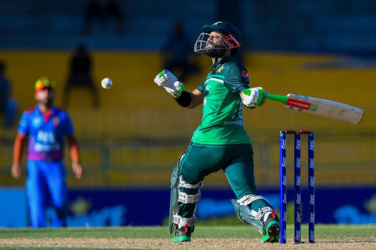 One hand or two? Pakistan's Mohammad Rizwan plays a shot (Ishara S. KODIKARA)