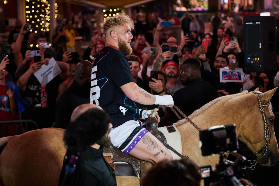 Jake Paul llega a un entrenamiento público antes de su pelea con Anderson Silva el sábado en Glendale, Arizona, a caballo.  (Esther Lin/Showtime)