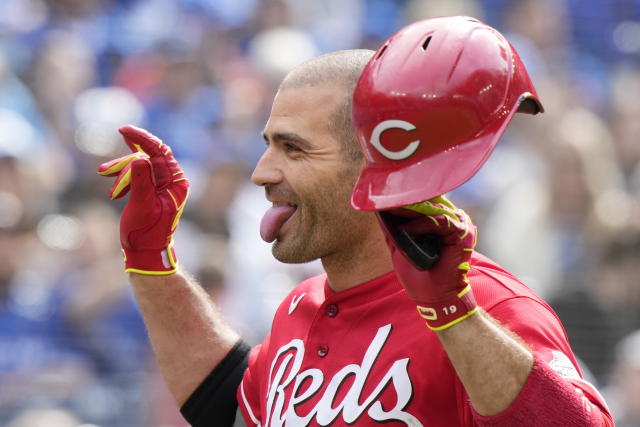 Votto hits tiebreaking HR in 8th, Reds beat Blue Jays 3-2