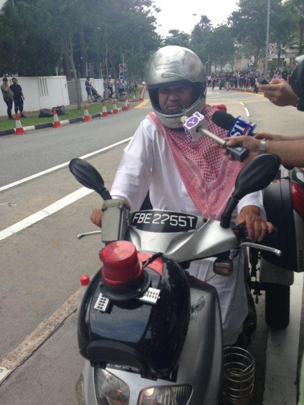 Independent candidate Zeng Guoyan turns up in a motocycle, wearing a Middle Eastern outfit. (Yahoo! photo)