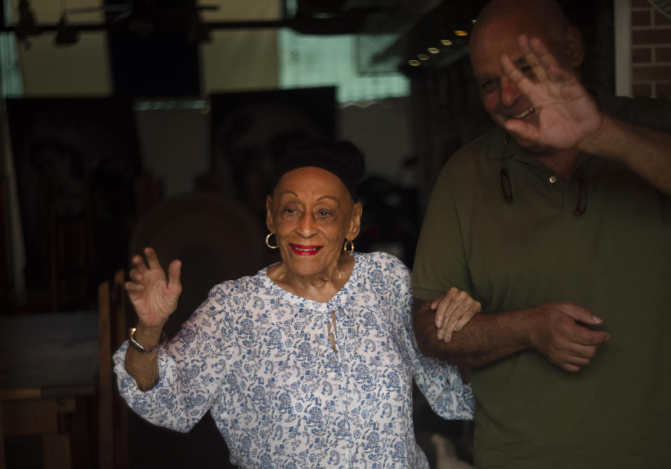 La cantante cubana Omara Portuondo, izquierda, y su hijo Ariel Jiménez Portuondo se despiden tras una entrevista en la casa de la cantante en La Habana el 29 de noviembre de 2022. (Foto AP/Ramón Espinosa)