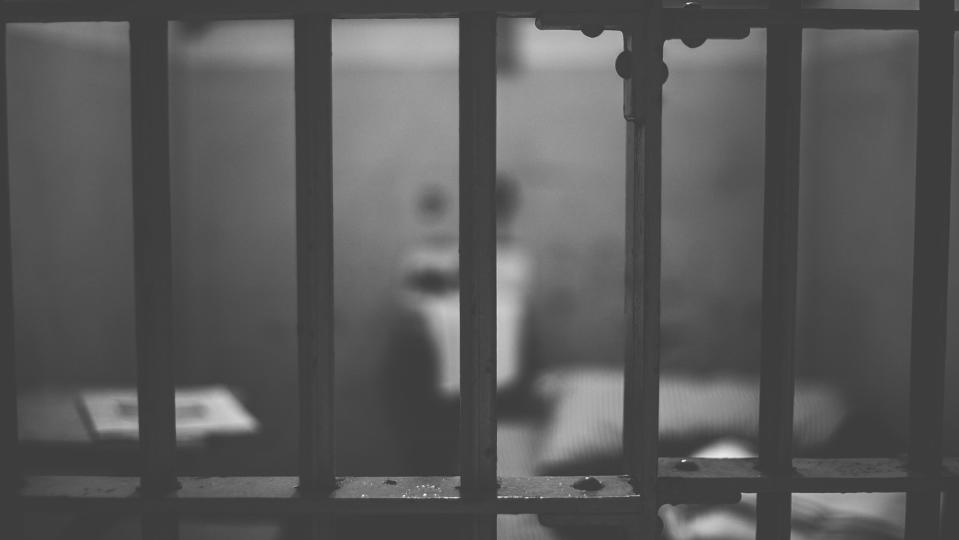 張美姬遭人摘除子宮，並丟進監獄任人凌辱。（示意圖／Pixabay）