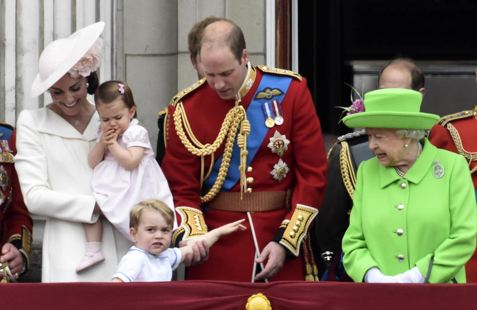 El duque y la duquesa de Cambridge con la princesa Carlota, el príncipe Jorge y la reina Isabel en el balcón del Palacio de Buckingham tras la ceremonia anual “Trooping the Colour” en 2016. (Reuters)