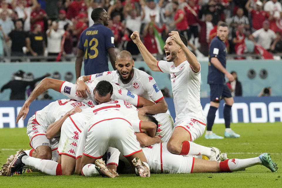 Los jugadores de Túnez celebran el gol de Wahbi Khazri para la victoria 1-0 ante Francia en el partido por el Grupo D del Mundial, el miércoles 30 de noviembre de 2022, en Rayán, Qatar. (AP Foto/Martin Meissner)