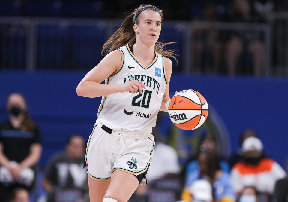 A guarda do New York Liberty Sabrina Ionescu (20) leva a bola para a quadra durante um jogo da WNBA entre o New York Liberty e o Chicago Sky em 29 de julho de 2022 na Wintrust Arena em Chicago, IL.  (Foto por Melissa Tamez/Icon Sportswire via Getty Images)