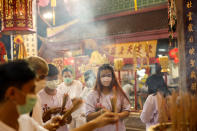 <p>Antes del inicio de la procesión, los médiums se preparan en un templo local, el santuario Jor Soo Gong Naka, mientras suenan las campanas y otros devotos hacen redobles de tambor y queman incienso. (Foto: Jorge Silva / Reuters).</p> 