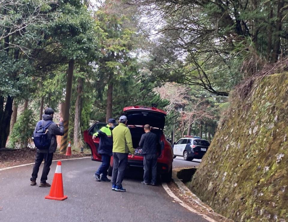 山老鼠覬覦國有林地內之珍貴林木，男子駕駛之車輛後車廂起出六塊台灣扁柏贓木及一支手鋸，人贓俱獲。（記者徐義雄攝）