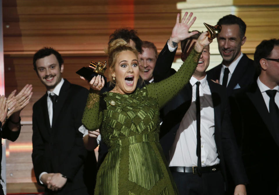 <p>Als verkündet wurde, dass Adele den Grammy für das Album des Jahres erhält, zögerte die Sängerin nicht lange und brach die goldene Trophäe in zwei Stücke, um sie mit Beyoncé zu teilen. <br>In Szenen, die an „Girls Club – Vorsicht bissig!” erinnerten, verkündete Adele: „Ich kann diese Auszeichnung unmöglich annehmen. Das Album ‚Lemonade‘ war einfach so monumental, Beyoncé. Es war so monumental und gut durchdacht und wundervoll und voller Seele… wir erkennen das an. Alle von uns Künstlern hier verehren dich. Du bist unser Licht.“<br>Und wenn Sie das nicht zu Tränen gerührt hat, dann wissen wir auch nicht mehr weiter… [Bild: Getty] </p>