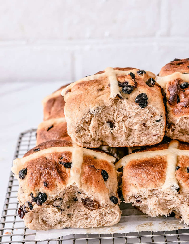 Hot cross buns aux raisins secs et confiture à l’abricot