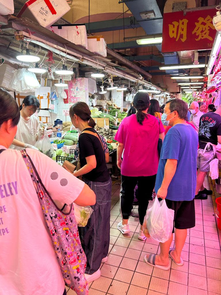 市民打風前夕趕買餸，不少人提住大包小包