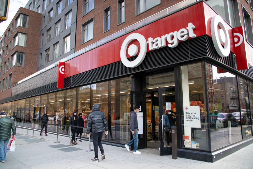 NEW YORK CITY, UNITED STATES - 2020/04/17: A social distancing line is formed outside a Target store amid the coronavirus outbreak in NYC The governor of New York State, Andrew Cuomo, announced that New York will continue on "PAUSE"with non-essential businesses closed and shelter in place until May 15th. (Photo by Braulio Jatar/SOPA Images/LightRocket via Getty Images)