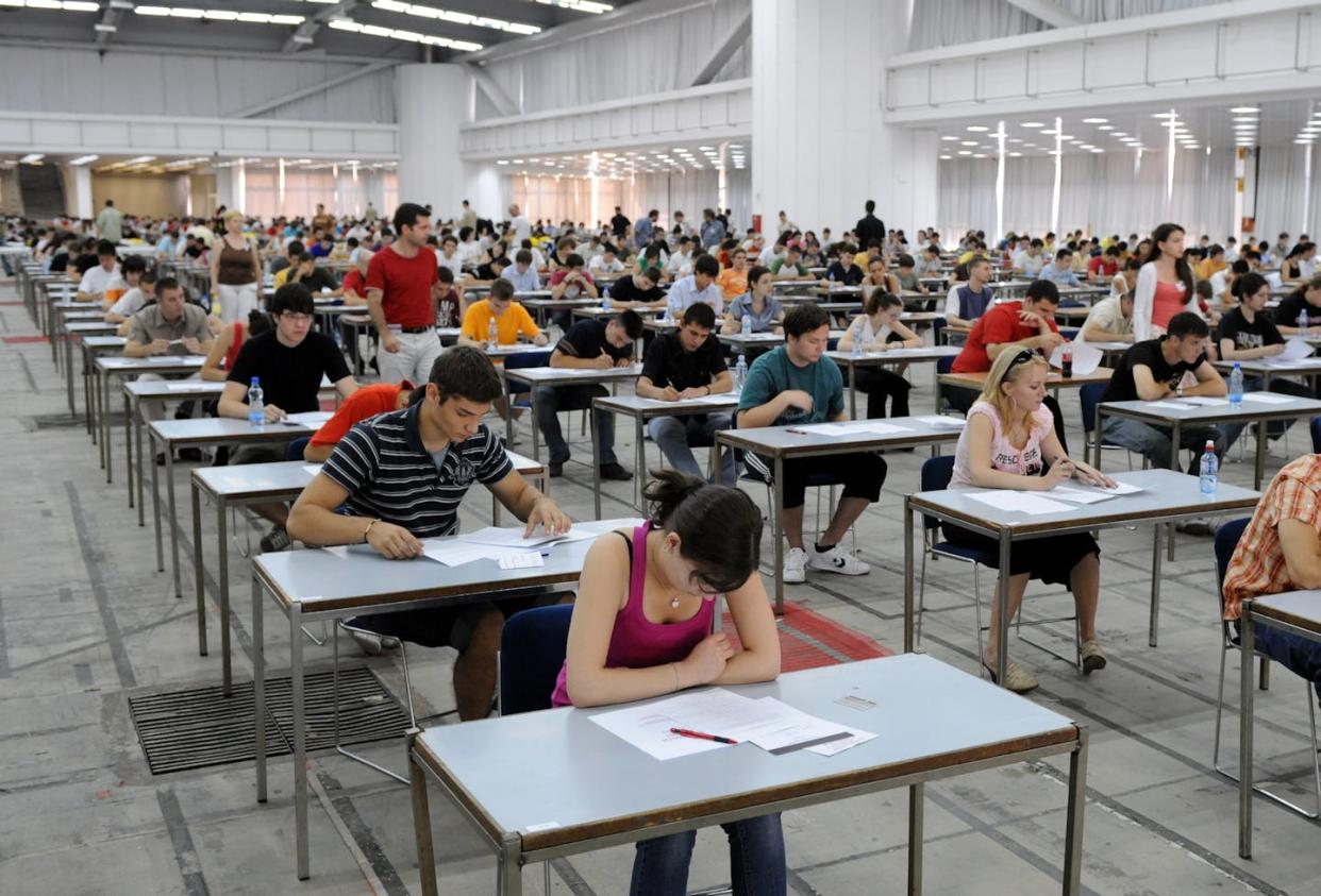 <a href="https://www.shutterstock.com/es/image-photo/belgrade-serbia-circa-june-2008-students-177793622" rel="nofollow noopener" target="_blank" data-ylk="slk:Nikola Fific/Shutterstock;elm:context_link;itc:0;sec:content-canvas" class="link ">Nikola Fific/Shutterstock</a>