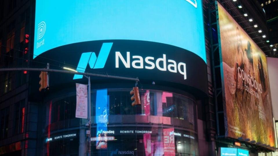 Nasdaq 100, S&P 500 close at record highs as tech stocks regain dominance: Thursday's winners and losers