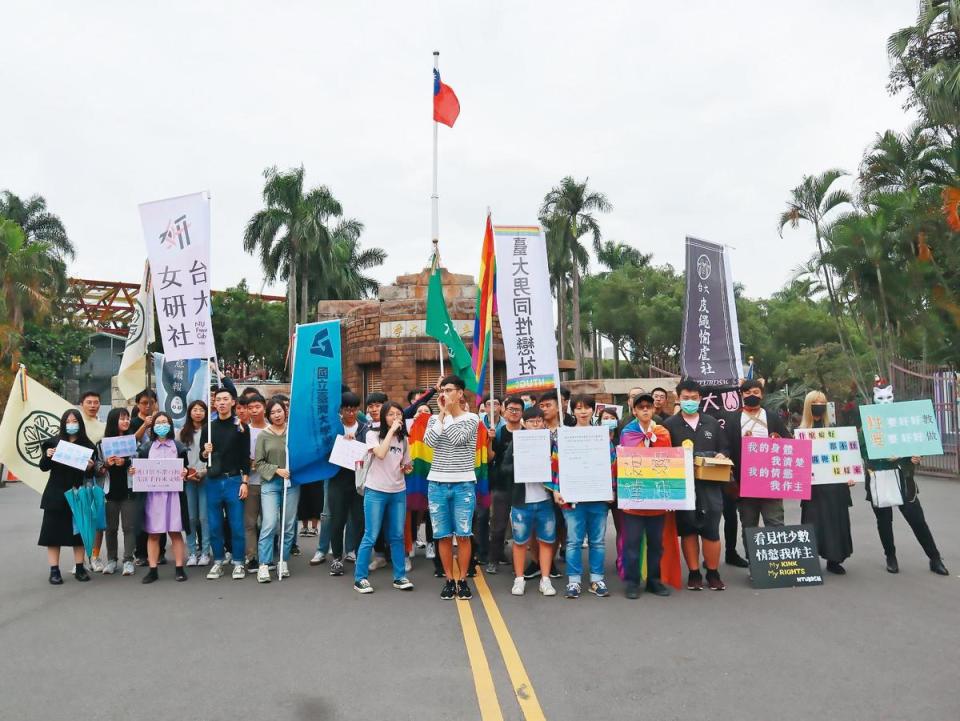 國內多所大學學生會近年不斷呼籲設置校園性別友善宿舍，10月底台灣大學舉辦校內小同遊，台大學生會性別工作坊同樣提出該訴求，批評校方不夠尊重跨性別者自主權。（翻攝台大學生會性別工作坊臉書）