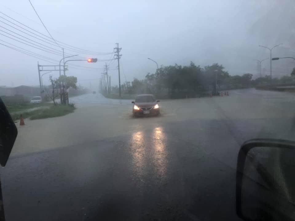 中央氣象局下午發佈高雄豪雨特報，岡山傳出有部份路段宣洩不及有積淹水狀況。   圖：翻攝岡山本洲工業區臉書