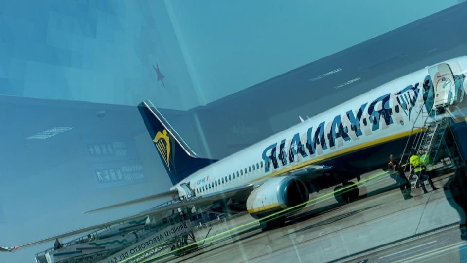Eine Maschine der Fluggesellschaft Ryanair auf dem Flughafen im italienischen Brindisi.  - Copyright: picture alliance/NurPhoto/Manuel Romano