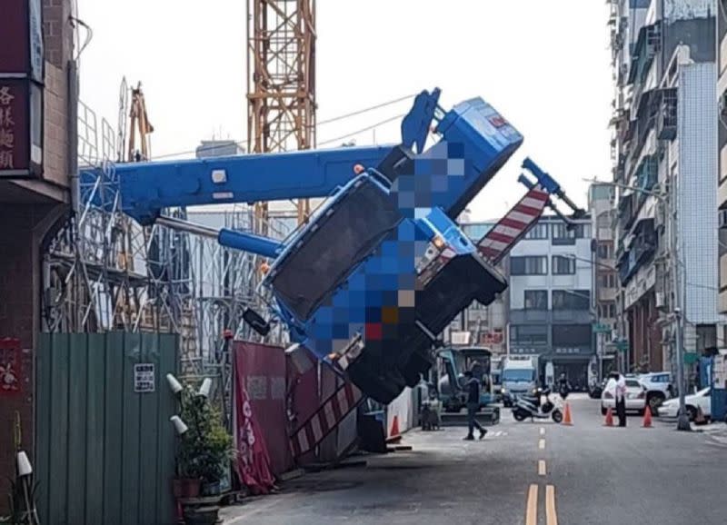 ▲高雄市小港區永順街某建設施工地內，今天發生一起吊車吊臂偏倒於工地內，所幸現場無人受傷，警方立即在場協助交通管制並依法查報。(圖／小港分局提供)