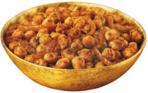 <p>Non, il ne s’agit pas seulement d’un accompagnement le jour où vous décidez de préparer un curry. Un bon curry aux pois chiches est un fantastique dîner à part entière, juste… différent. Il existe de nombreuses recettes en ligne, comme <a rel="nofollow noopener" href="http://madeleineshaw.com/recipes/tomato-and-chickpea-curry/" target="_blank" data-ylk="slk:celle-ci recommandée par la nutritioniste et auteure Madeleine Shaw;elm:context_link;itc:0;sec:content-canvas" class="link ">celle-ci recommandée par la nutritioniste et auteure Madeleine Shaw</a>. [Photo: Rex] </p>