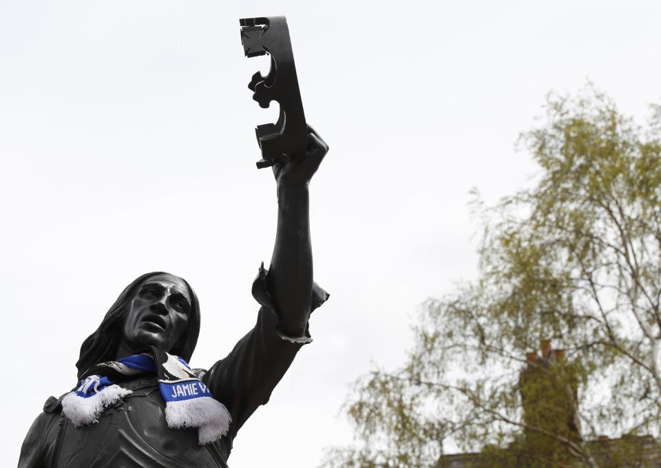 A Leicester City scarf is wrapped around the neck of a statue of Richard III, ahead of Leicester City's soccer away soccer match against Manchester United, Leicester, Britain May 1, 2016 REUTERS/Eddie Keogh