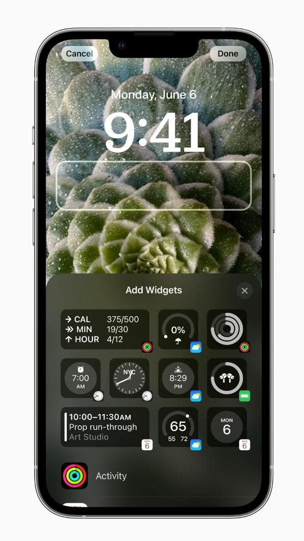 iOS16讓使用者可以在鎖定畫面新增各式小工具。（圖／蘋果提供）