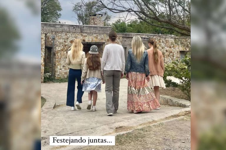 Nicole Neumann compartió una imagen con sus tres hijas (Captura @nikitaneumannoficial)