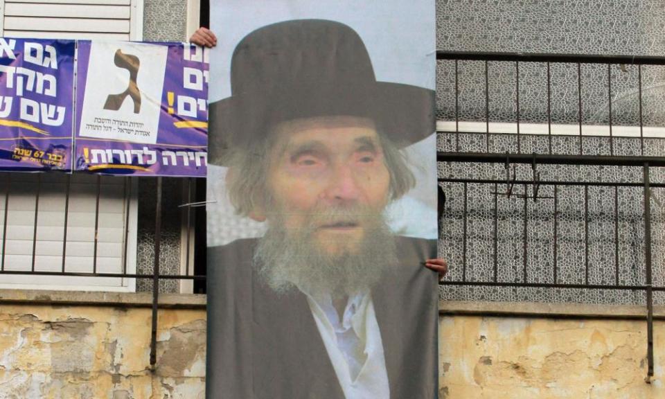 A portrait of Aharon Yehudah Leib Shteinman at an election rally in Bnei Brak in 2015.