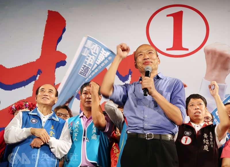 國民黨高雄市長候選人韓國瑜（前右）8日在旗山區舉行大型造勢晚會，現場聚集大批支持者熱情相挺，他也允諾當選後將全力拚經濟，讓高雄萬商雲集。（中央社）