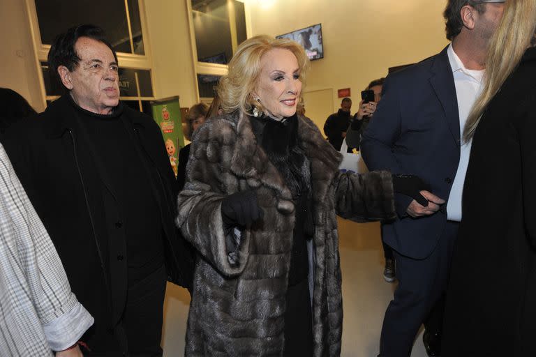 Mirtha Legrand llegó al teatro acompañada por Héctor Vidal Rivas