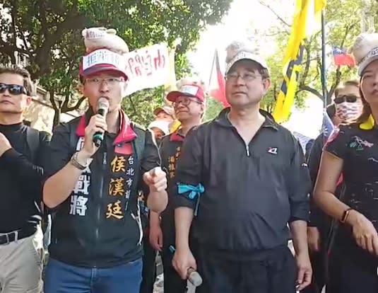 新黨拿出道具豬帽，嗆蔡英文政府是豬頭。   圖:翻攝自新黨打假除亂臉書