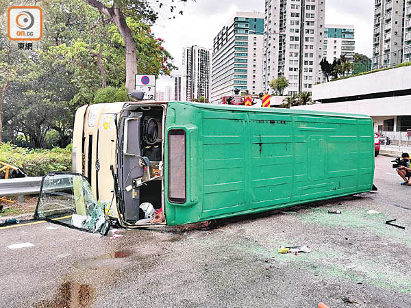 小巴車頭擋風玻璃脫下。（劉子文攝）