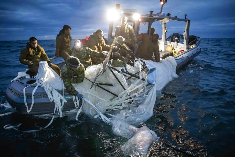 美國海軍第2拆彈大隊的水兵在南卡羅萊納州美特爾海灘附近海面，乘坐充氣艇打撈中國高空偵察氣球殘骸。（美聯社）