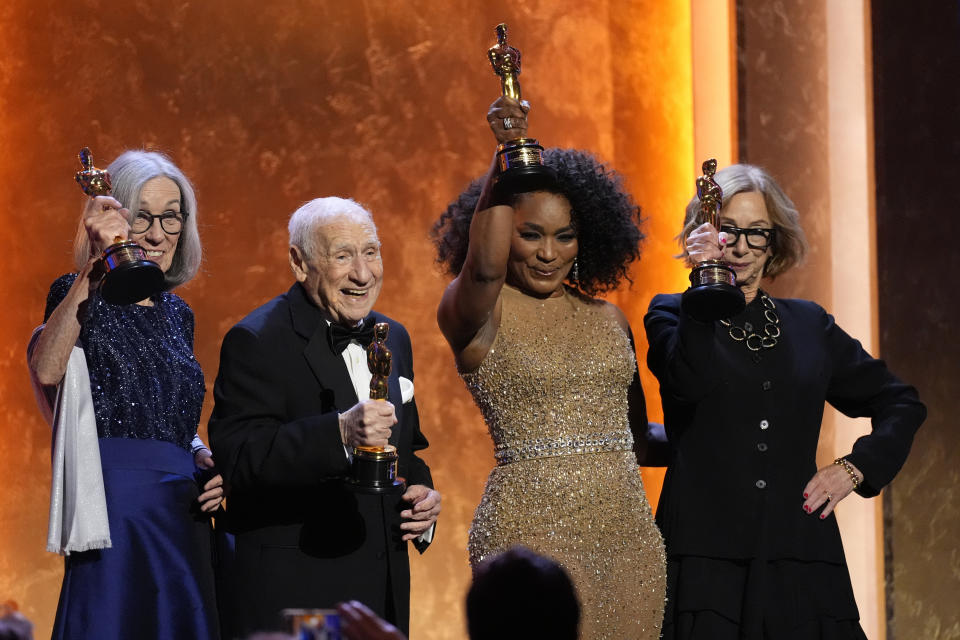 Carol Littleton, de izquerda a derecha, Mel Brooks, Angela Bassett, y Michelle Satter posan con sus galardones honorarios en los Premios de los Gobernadores el martes 9 de enero de 2024 en el Dolby Ballroom de Los Ángeles. (Foto AP/Chris Pizzello)