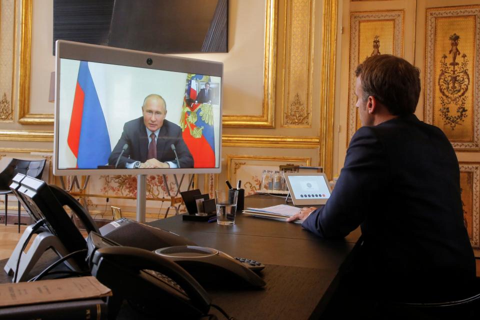 Der französische Präsident Emmanuel Macron spricht vom Élysée-Palast aus mit dem russischen Machthaber Wladimir Putin in einer Videoschalte. - Copyright: Michel Euler/AFP