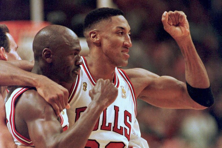 1 de junio de 1997- Chicago Bulls Michael Jordan (L) y su compañero de equipo Scottie Pippen (R) salen de la cancha luego de su victoria 84-82 en el primer juego de las Finales de la NBA en Chicago