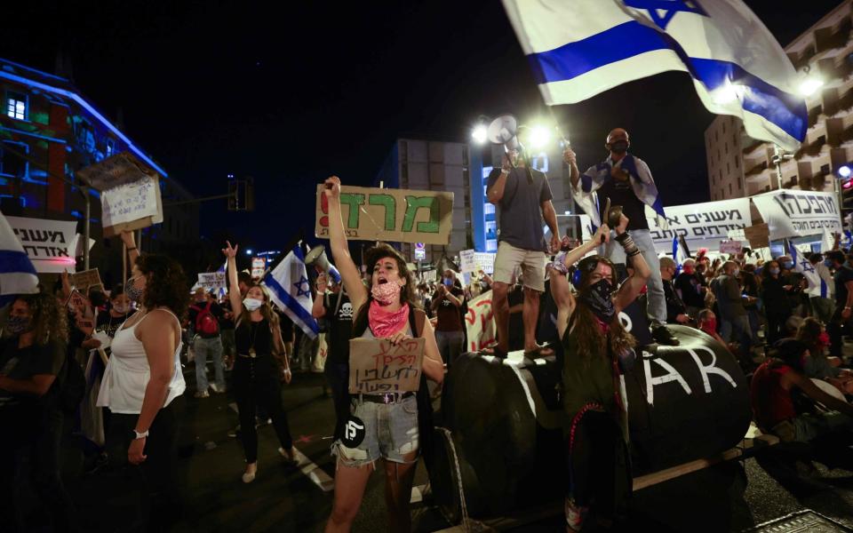 Israeli protesters gather during a demonstration amid a second lockdown in front of Prime Minister Benjamin Netanyahu's residence in Jerusalem - EMMANUEL DUNAND /AFP