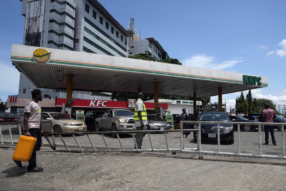 Cars queue outside a petrol station in Lagos, Nigeria, Wednesday, June. 22, 2022. (AP Photo/Sunday Alamba)