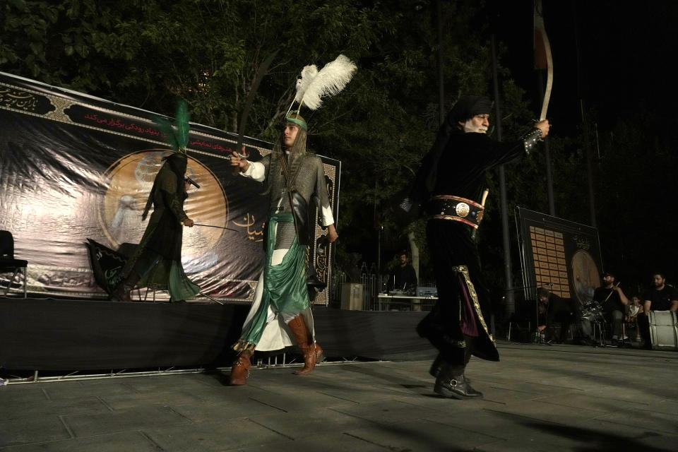 Actores interpretan una obra tradicional, llamada Tazieh, sobre la Batalla de Kerbala (en el Irak actual) en el siglo VII, en la que, según la tradición chií, murieron el imán Hussein -- nieto del profeta Mahoma -- y 72 de sus acompañantes, en Teherán, Irán, el 15 de julio de 2024. (AP Foto/Vahid Salemi)