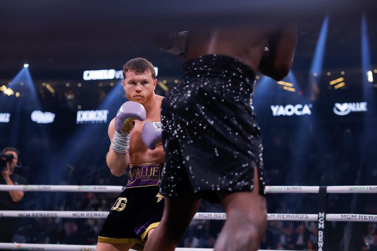 Canelo Álvarez le ganó a Jermell Charlo en una victoria unánime y retuvo sus títulos supermedianos