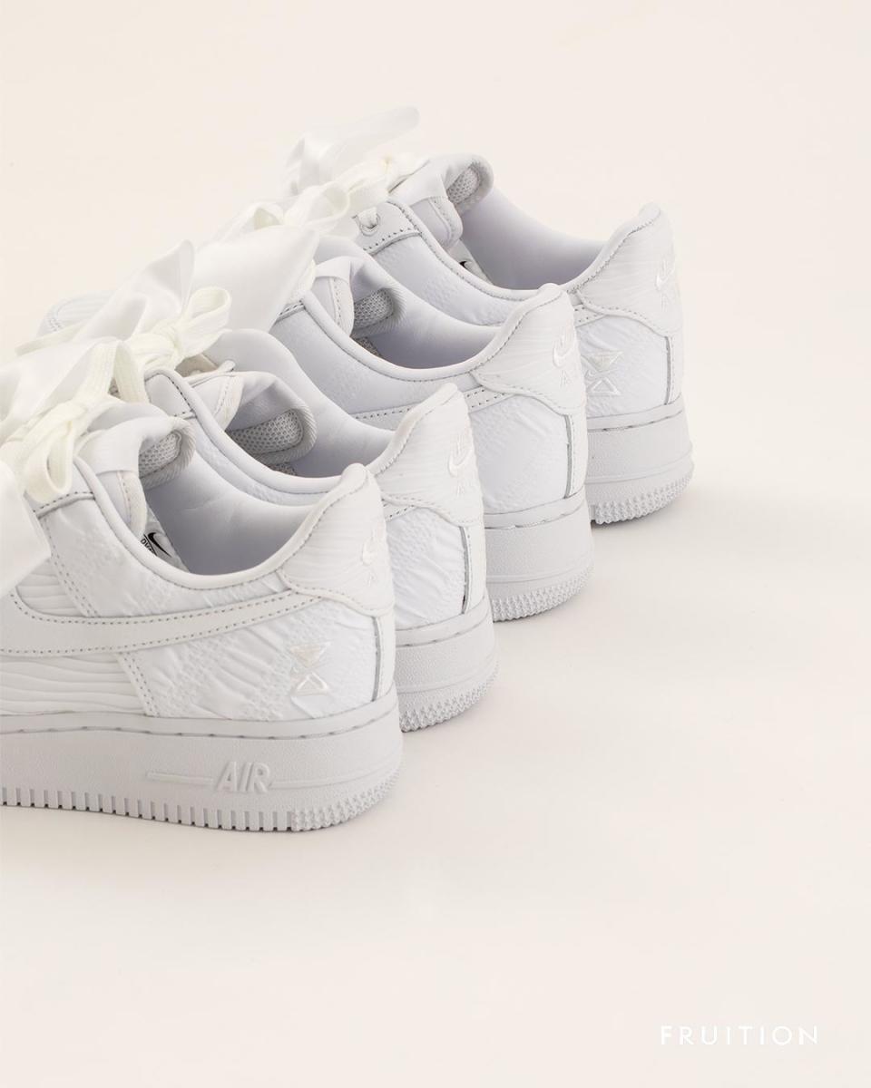 Nike Air Force 1 '07 LX 夢幻全白大蝴蝶結版本。NT$4,500。（FRUITION提供）