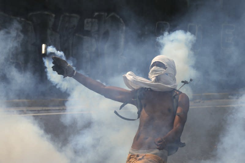 委內瑞拉民眾發起「示威之母」抗議行動，結果爆發流血衝突至少3死（AP）